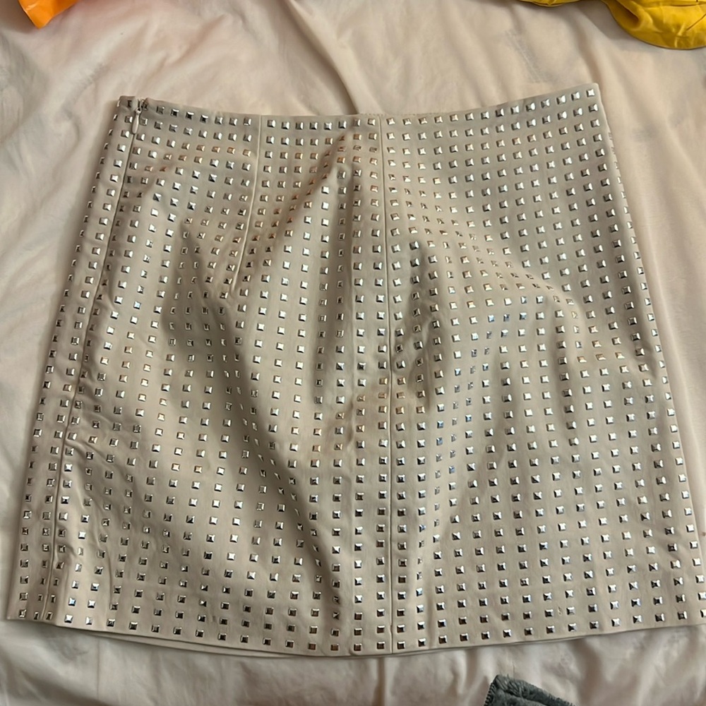 Mini skirt with beautiful square shaped detailing.